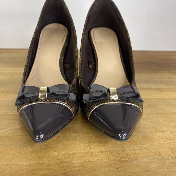 DKNY Monogram Bow Pointed Heels Chocolate Brown Patent Leather 7.5 Fall Shoes - Picture 5 of 10
